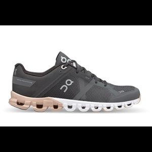 On cloudflow running shoe